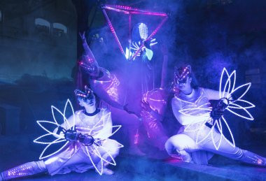 ALIATRIX | Světelná show s LED kostýmy